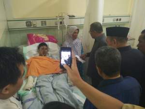 Jenguk korban Ledakan, Komisi IV DPRD Berikan Bantuan