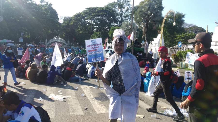 Ratusan buruh dari Aliansi Serikat Pekerja Serikat Buruh (ASPSB) Kabupaten Serang .