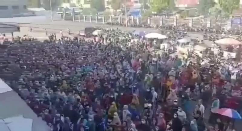 Viral Lautan Manusia Antri Minyak Goreng Murah di Lubuklinggau