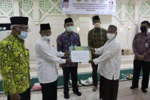 Wabup Tangerang H Mad Romli Serahkan Bantuan Tunai Kepada Marbot Mesjid