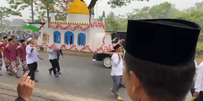 Ratusan Warga Antusias Ikuti Pawai MTQ Kecamatan Sindang Jaya