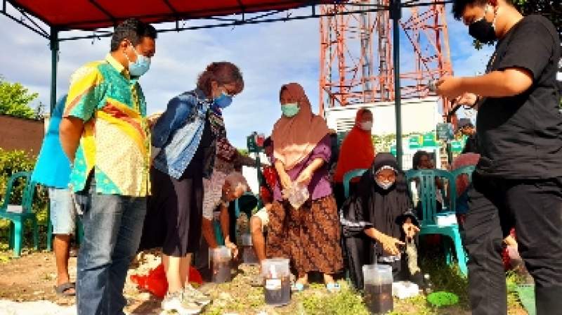 Ketua CSR Sinarmas Land Maria Catarina di dampingi Ketua RW 03 Kampung Dadap, Syaiful Anwar saat memantau pelatihan eco enzim penanganan sampah di Kampung Dadap, Rawa Buntu, Serpong.