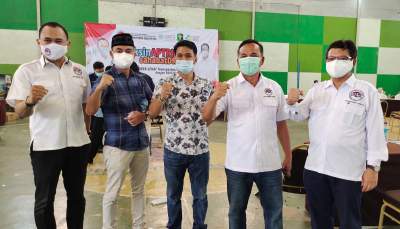 Jajaran pengurus DPD Aptrindo Provinsi Banten saat foto bersama usai vaksinasi di Krakatau Sport Center, Selasa (3/8/2021).