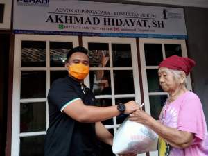 Bentuk Kepedulian, Advokat Muda Berikan Paket Sembako