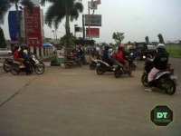 Belasan Motor 'Parkir' di Depan Pom Bensin