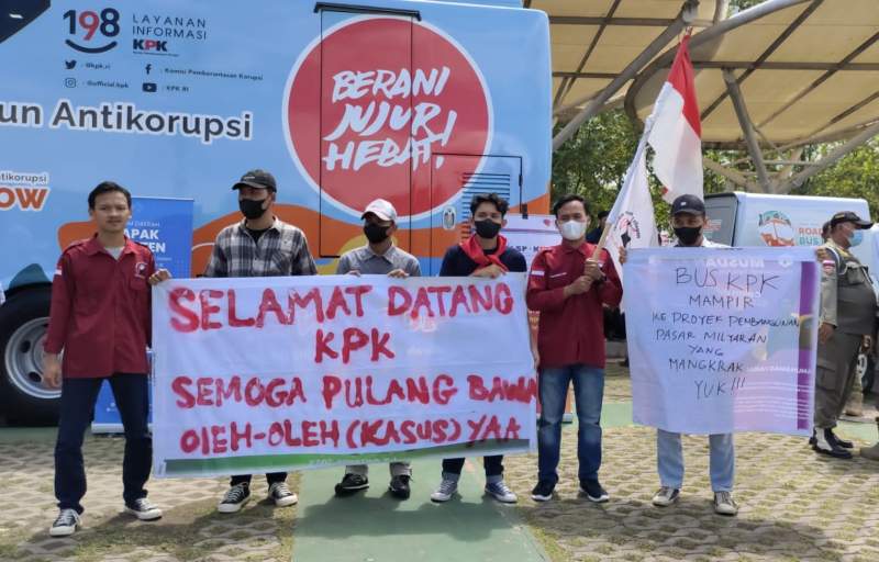 IMC memberikan sindiran kepada KPK saat Roadshow Bus KPK yang berlangsung di Alun-Alun Kota Cilegon, Selasa (4/10/2022).