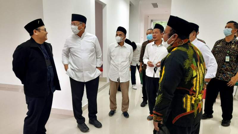 Ketua Bawaslu Tangsel M Acep dampingi Walikota Benyamin Davnie dan Ketua DPRD Tangsel Abdul Raayid saat memeriksa ruangan yang berada di gedung baru Bawaslu.