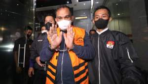 Penyidik membawa buronan Izil Azhar alias Ayah MerinIzil Azhar menuju Gedung KPK, Jakarta, Rabu (25/1/2023) lalu.