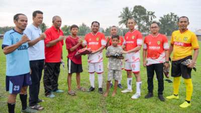 Dukung Kemajuan Sepakbola, Darma Wijaya Serahkan Sepatu Bola Kepada Pelajar di Serdang Bedagai