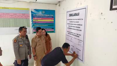 masyarakat Pulau Raja tandatangani deklarasi damai tolak judi dan narkoba.