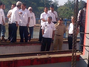 Dirjen dan Walikota Saat Tinjau Pintu Air 10