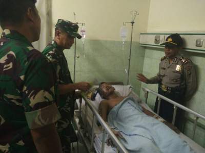 Danrem Wijayakrama Kolonel Iwan Setiawan menjenguk korban kebakaran pabrik petasan di RSUD Kabupaten Tangerang.