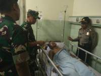 Danrem Wijayakrama Kolonel Iwan Setiawan menjenguk korban kebakaran pabrik petasan di RSUD Kabupaten Tangerang.