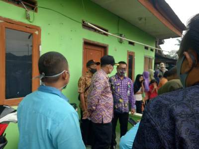 Suasana di rumah korban gantung diri.