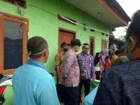 Suasana di rumah korban gantung diri.