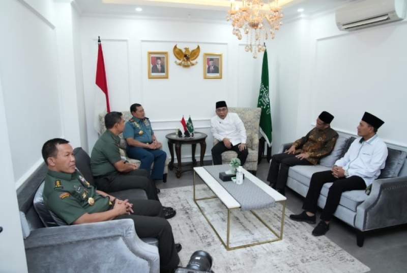 Panglima TNI Laksamana TNI Yudo Margono mengunjungi Ketua Umum PBNU KH Yahya Cholil Staquf, di Kantor Pusat PBNU di Kramat Raya, Jakarta Pusat, Rabu (12/4/2023).