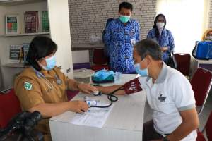 Sekda Monitoring Vaksinasi Booster Lansia di Kecamatan Cikupa