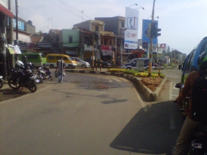 Cegah Banjir, Pulau Lalu Lintas Di Warjok Di Isi Bunga Hias