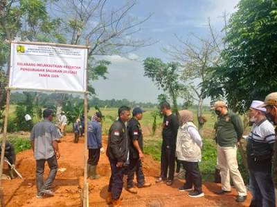 Dipasangi Plang, Balai Besar Stop Pengurukan Saluran Air di Sukamulya