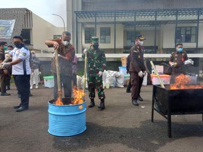 Kejari Tangsel Musnahkan BB, Kejari : Total BB 5 Milyar Lebih