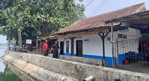 Rumah jaga di Situ Tujuh Muara Pamulang yang di duga alih fungsi jadi tempat usaha.