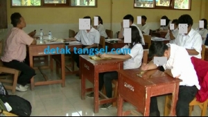 Sejumlah peserta UN Paket B Ilegal asal Homeschooling Pelangi ditempatkan di ruang terpisah saat ujian berlangsung di PKBM Siliwangi, Rabu (6/5).