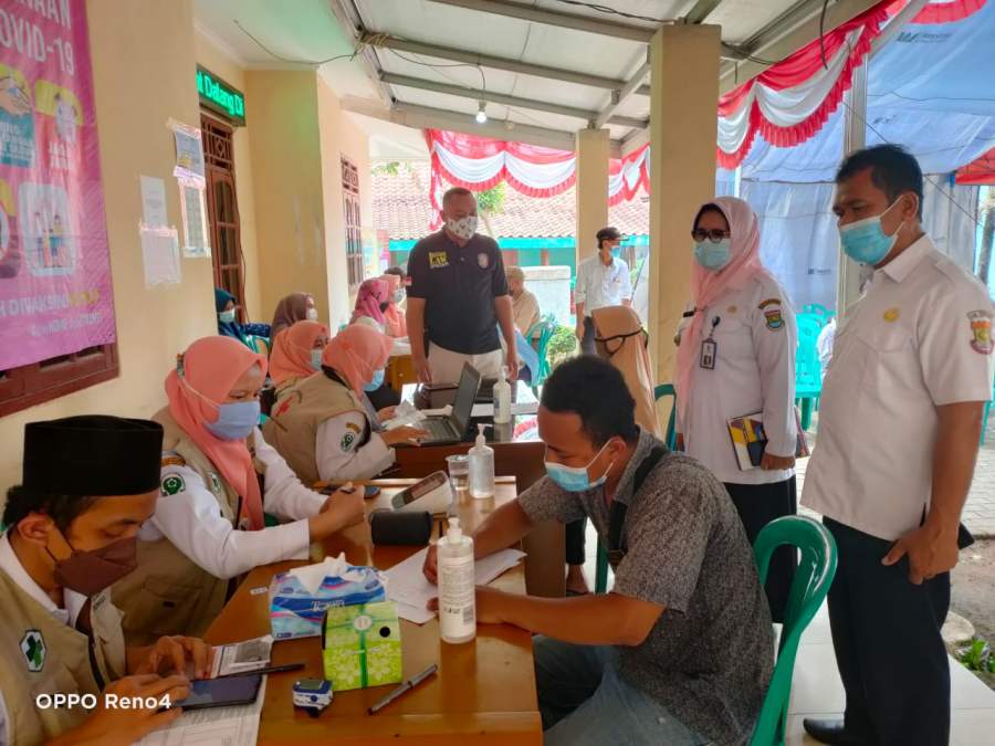 Camat Sukamulya Tinjau Vaksinasi di Kantor Kades Bunar