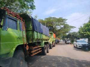 Ugal - Ugalan, Polresta Tangerang Amankan Enam Truk Tanah