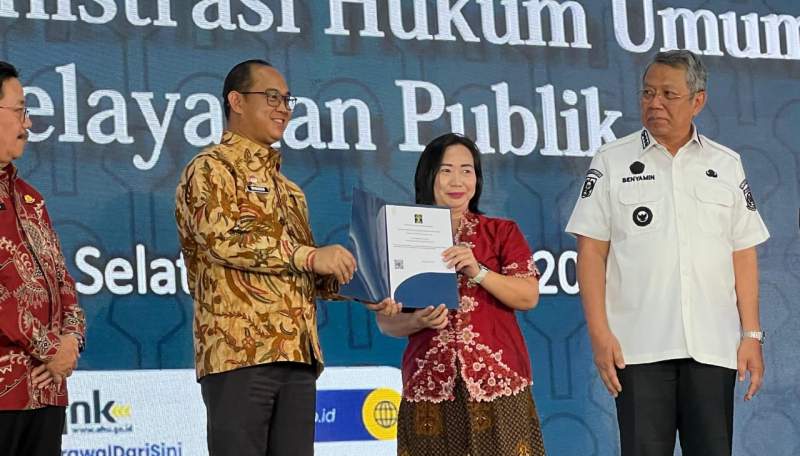 Direktorat Jenderal Administrasi Hukum Umum Kementerian Hukum, Widodo didampingi Wali Kota Tangsel, Benyamin Davnie, saat serahkan berkas pemohon di MPP Cilenggang, Serpong.