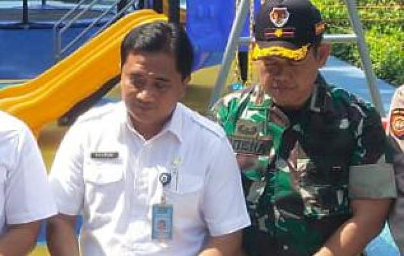 Camat Pamulang,&nbsp;Mukroni.