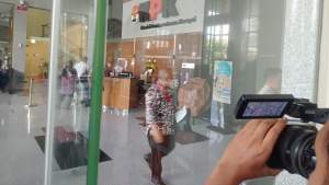 Sekjen Kementan Kasdi Subagyono tiba di Gedung KPK, Kuningan, Jakarta, Selasa (10/10/2023.