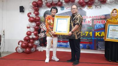 Ketua DPRD Kota Tangsel Abdul Rasyid terima penghargaan dewan Sahabat Anak oleh Kak Seto.