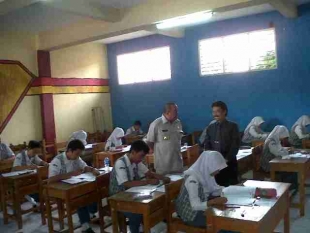 Gubernur Banten Rano Karno saat meninjau pelaksanaan UN di Serang