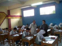 Gubernur Banten Rano Karno saat meninjau pelaksanaan UN di Serang