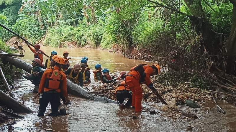 Mitigasi Bencana, Pemkot Bersama Tim Gabungan Kebencanaan Lakukan Giat Bersih Sungai
