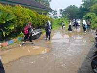 Akses Menuju SDN Cilampang, Kota Serang Rusak dan Berlubang