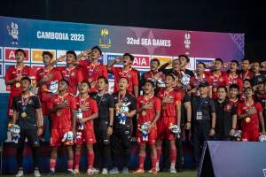 Timnas Indonesia U-22 menyanyikan lagu Indonesia Raya usai meraih medali emas SEA Games 2023 di National Olympic Stadium, Phnom Penh, Kamboja, Selasa (16/5/2023).