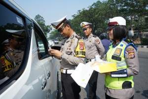 Polisi Berikan Bingkisan Bagi Pengendara Yang Tertib Berlalulintas