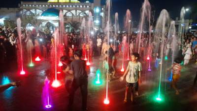 Air mancur Alun-alun Pamulang, jadi primadona anak-anak saat menyaksikan peresmian alun-alun tersebut oleh Walikota Tangsel, Benyamin Davnie.