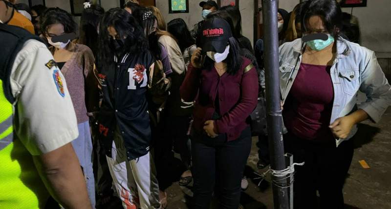 Sejumlah perempuan  terjaring razia petugas Pol PP Tangsel dari salahsatu kos-kosan di kawasan Pamulang. (foto Ist)