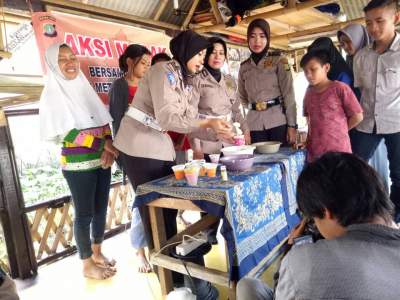 Polres Metro Rayakan Hari Kartini Dengan Anak Jalanan