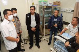 Korban Bentrok Pasar Kuta Bumi Dijenguk Kapolres