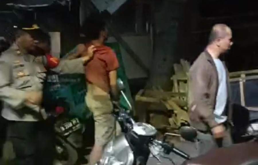 Pelaku (kaos merah maroon) diamankan polisi gegara berusaha mencuri motor warga di wilayah Pakujaya, Serpong Utara.
