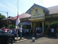 ⁠⁠⁠Camat Diganti, Warga Jayanti Kibarkan Bendera Setengah Tiang
