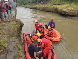 Tim SAR gabungan evakuasi jasad Rizki.