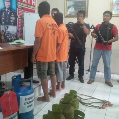 Petugas menunjukkan pelaku gas oplosan beserta barang bukti.