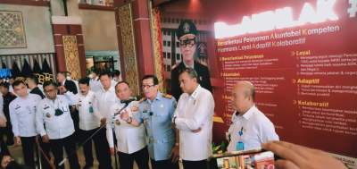 Menteri Hukum & HAM, Yasonna H. Laoly, dalam keterangan pers usai pelantikan Dirjen Imigrasi yang baru, Silmy Karim, di Jakarta, Rabu (4/1/2023).