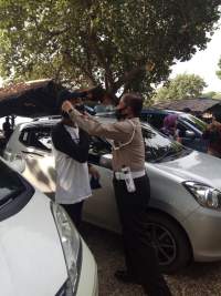 Ditlantas Polda Banten Bagikan Masker Gratis Pada Pengguna Jalan