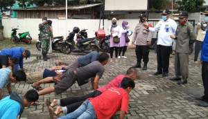Camat Sindang Jaya Sanksi Pelanggar Prokes Dengan Push Up