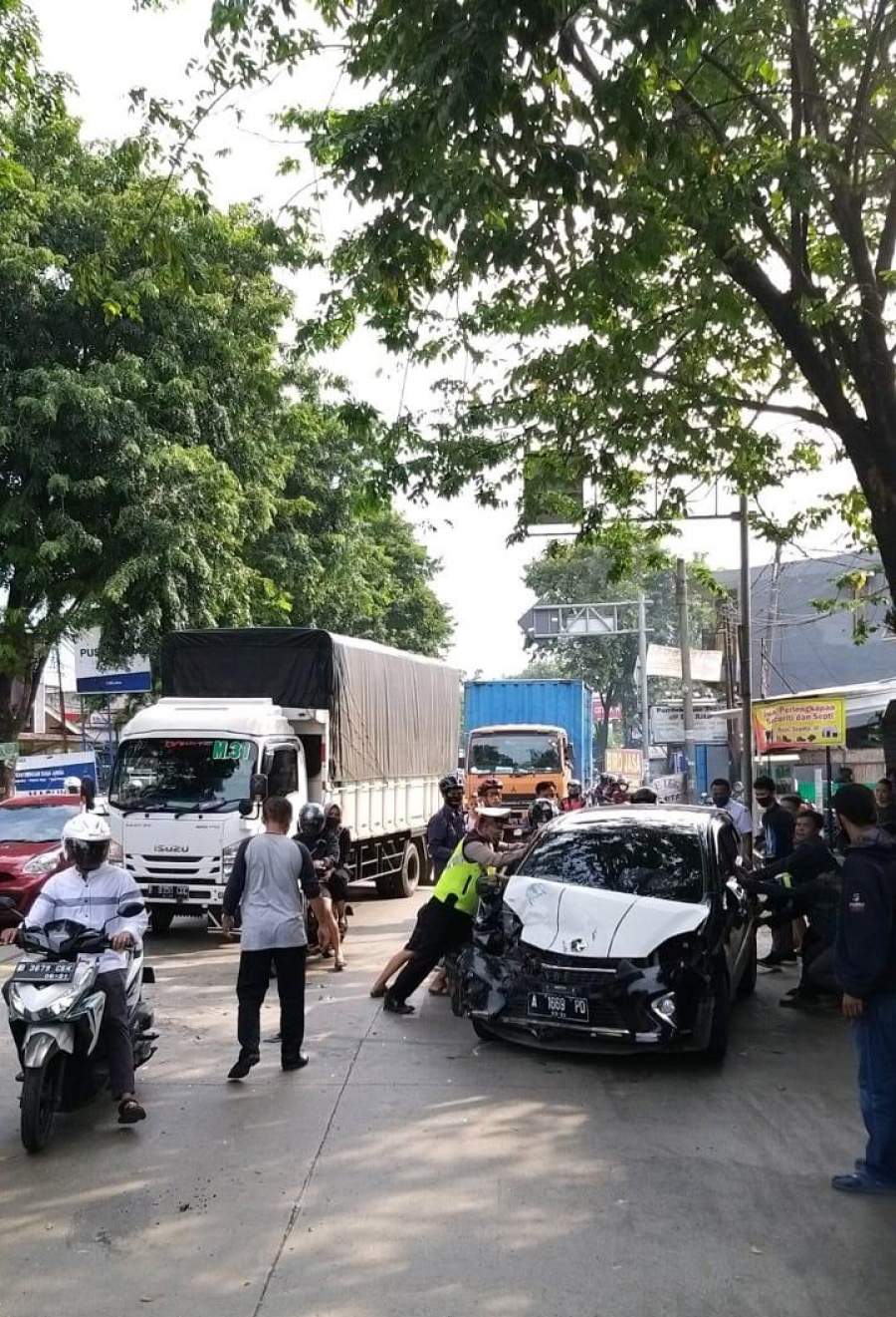 Urai Kemacetan, Satlantas Polresta Tangerang Sigap Bantu Pertolongan Korban Laka